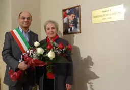 Il sindaco Luca Gosso con la signora Olimpia che riceve il mazzo di fiori con la sciarpa del Torino, squadra del  cuore di Gildo, offerta dal club 